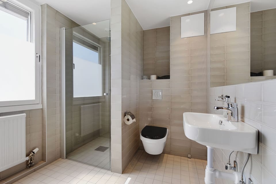 Superior Triple Room, 3 Twin Beds, Private Bathroom, City View | Bathroom shower