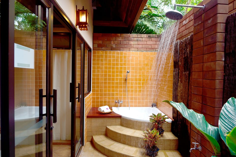 Deluxe Villa Sea View | Bathroom | Shower, free toiletries, hair dryer, bidet