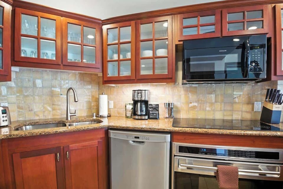 Gourmet kitchen with island style - fully equipped for your culinary adventures