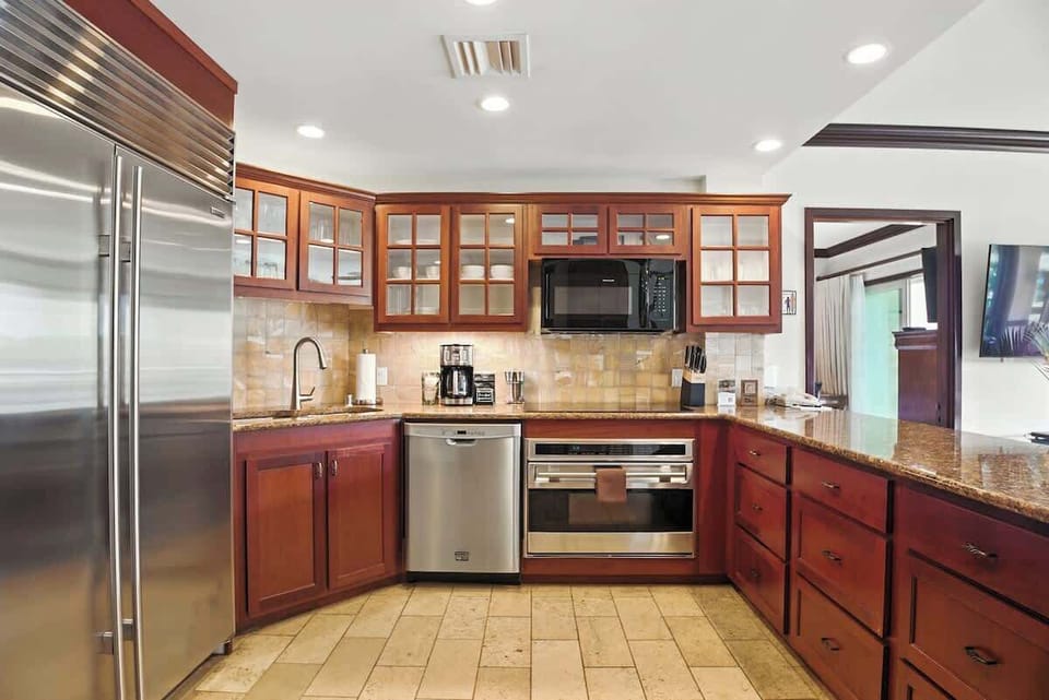 Sleek kitchen perfection - everything you need for island cooking