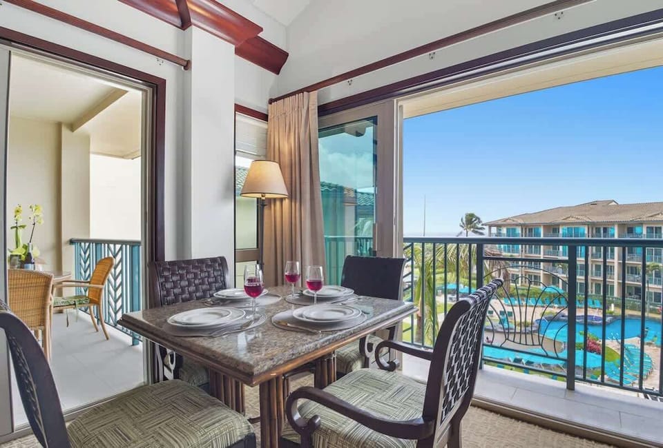 Dine with pool & ocean views from your sun-drenched lanai