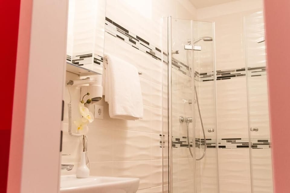 Studio (Apartment) | Bathroom | Shower, hair dryer, towels