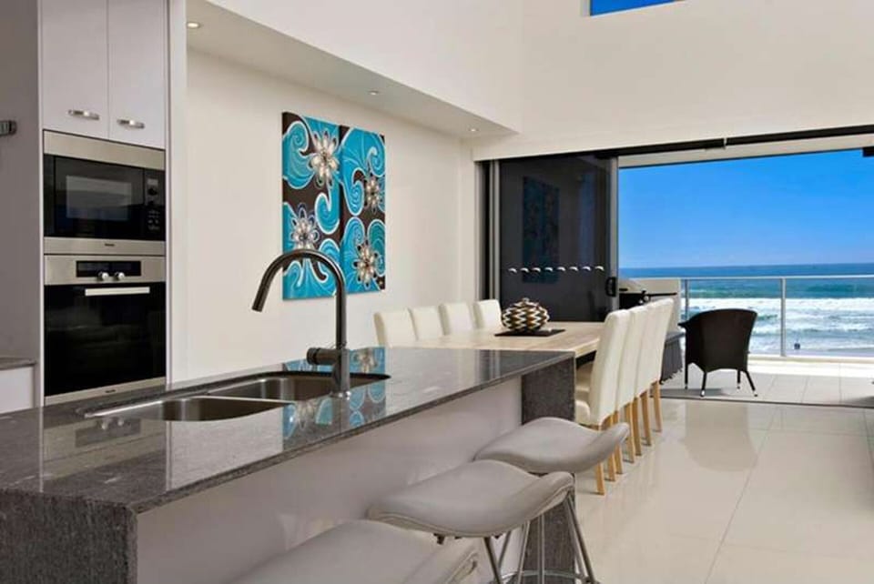 Executive Apartment | Private kitchen | Full-size fridge, microwave, oven, stovetop