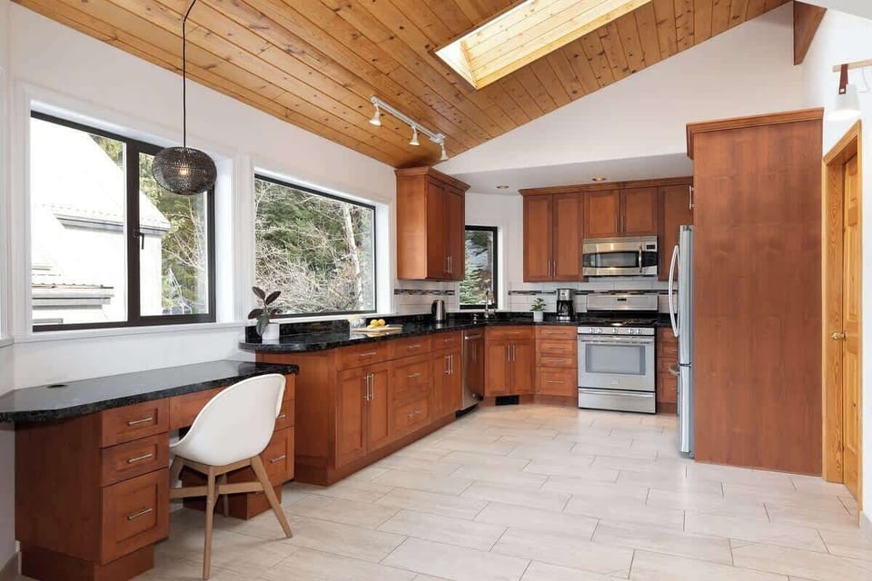- Spacious kitchen with modern appliances and skylight filling space with light  
- Warm wooden cabinetry and expansive countertops perfect for group cooking  
- Ideal for preparing meals while enjoying mountain scenery through wide windows  
