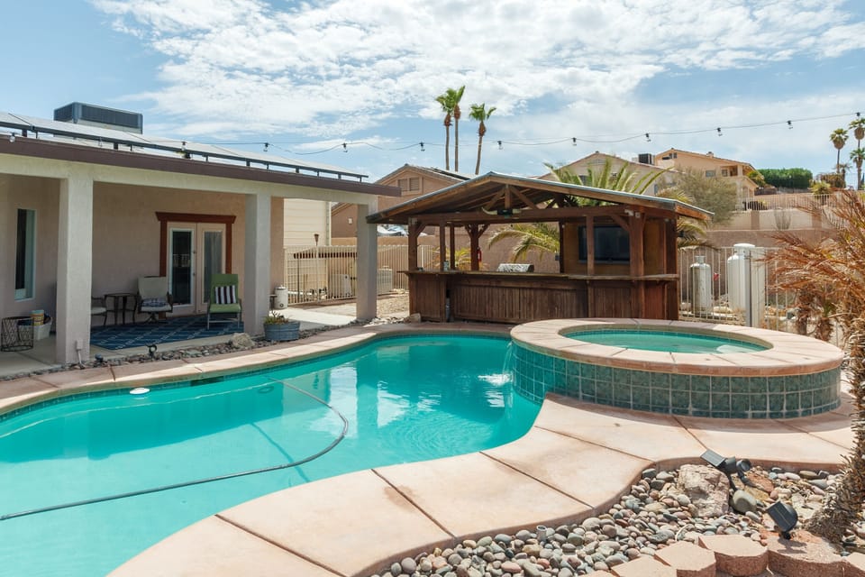 In ground pool and jacuzzi. 