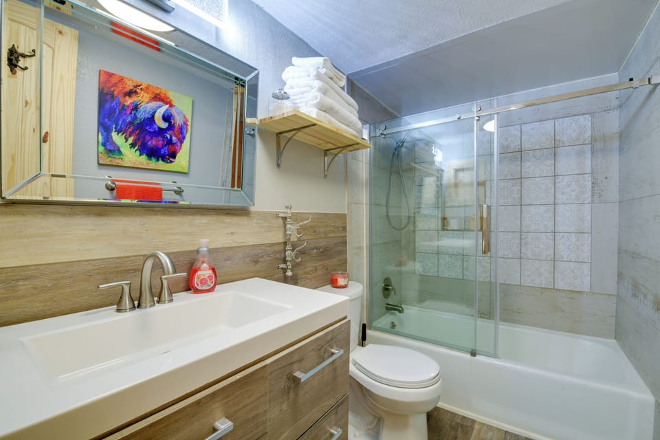 Full Bathroom | Towels Provided