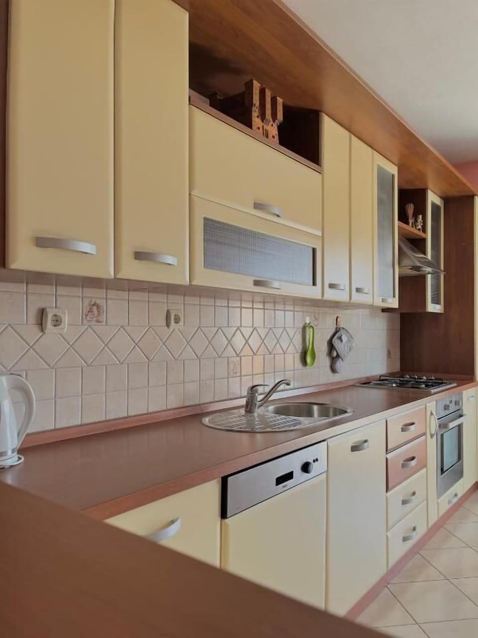 Family Apartment, 3 Bedrooms, Balcony, Sea View | Private kitchen | Fridge, microwave, oven, stovetop