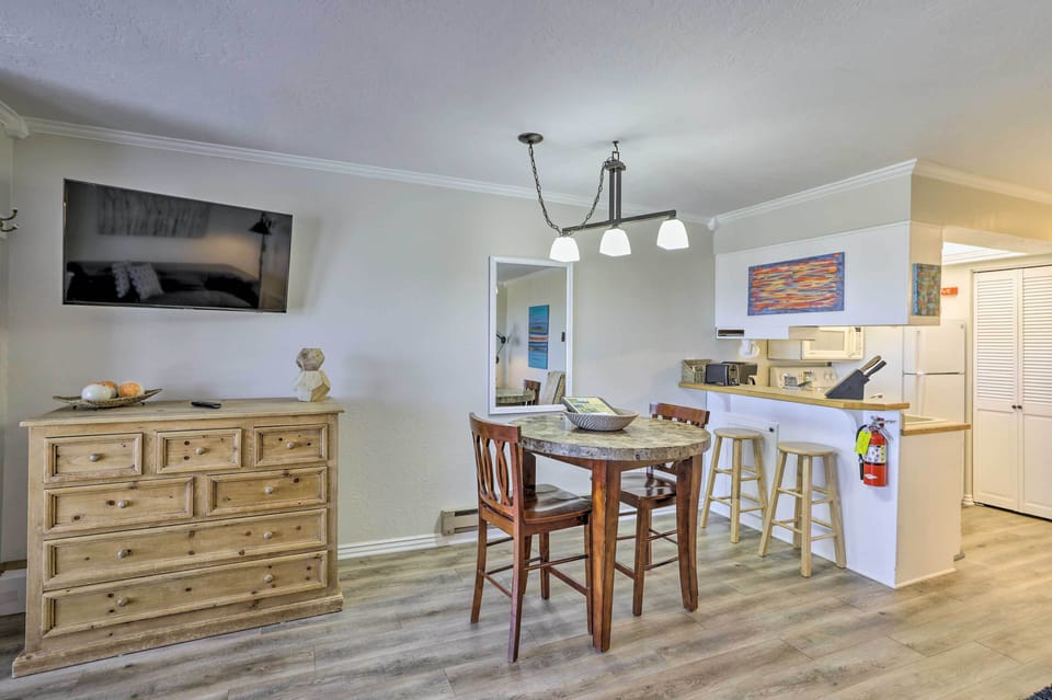 Studio | Smart TV | Dining Area
