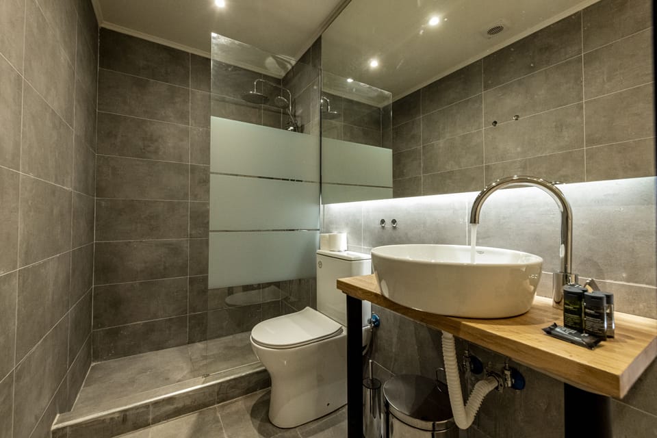 Executive Studio | Bathroom
