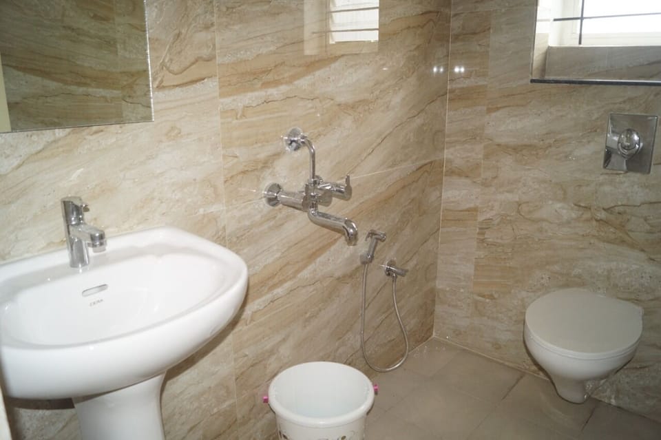 Deluxe Double Room | Bathroom | Combined shower/tub, designer toiletries, towels, soap