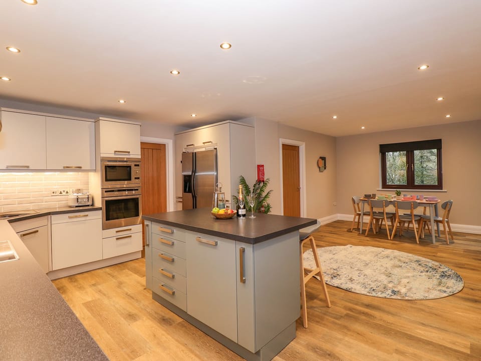 Cottage | Private kitchen | Fridge, microwave, dishwasher, electric kettle