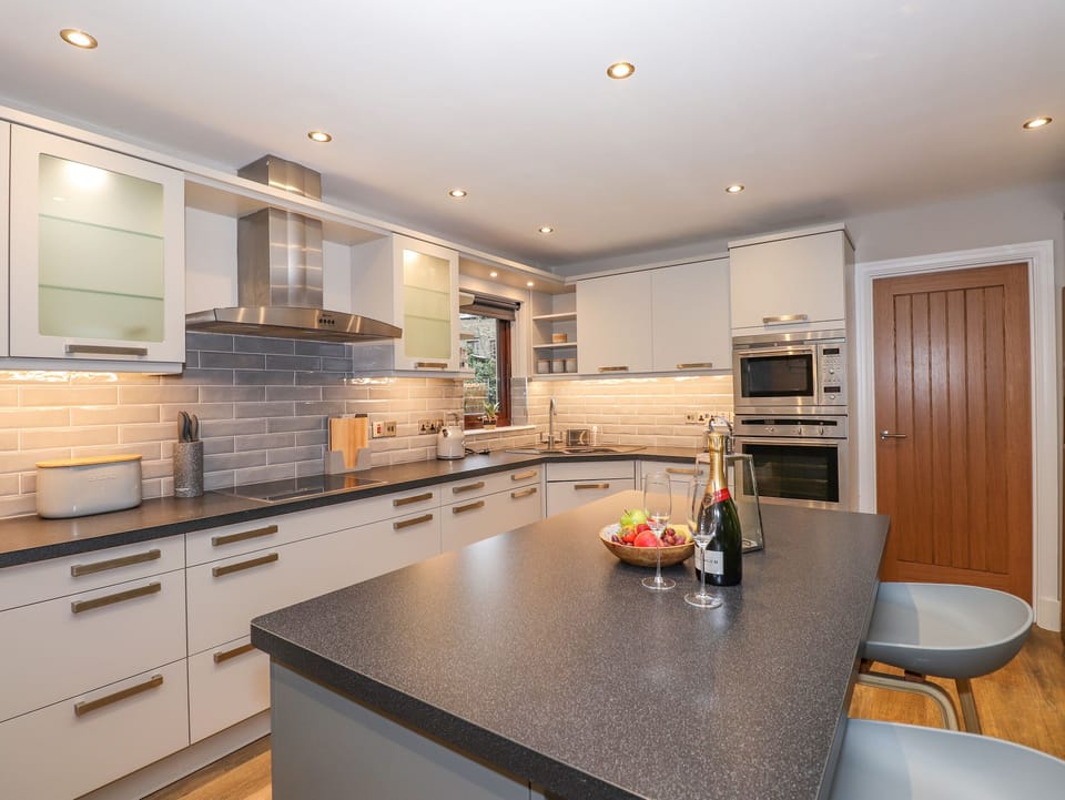 Cottage | Private kitchen | Fridge, microwave, dishwasher, electric kettle