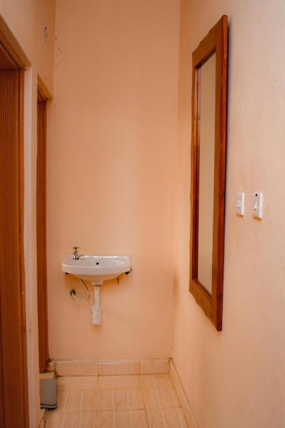 Combined shower/tub, towels