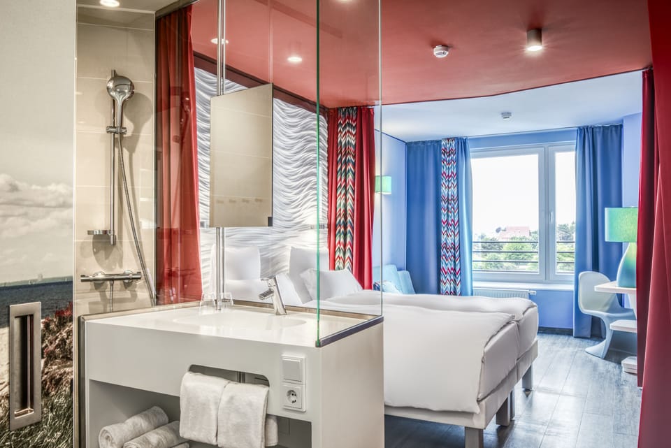 Hypo-allergenic bedding, desk, blackout drapes, free WiFi