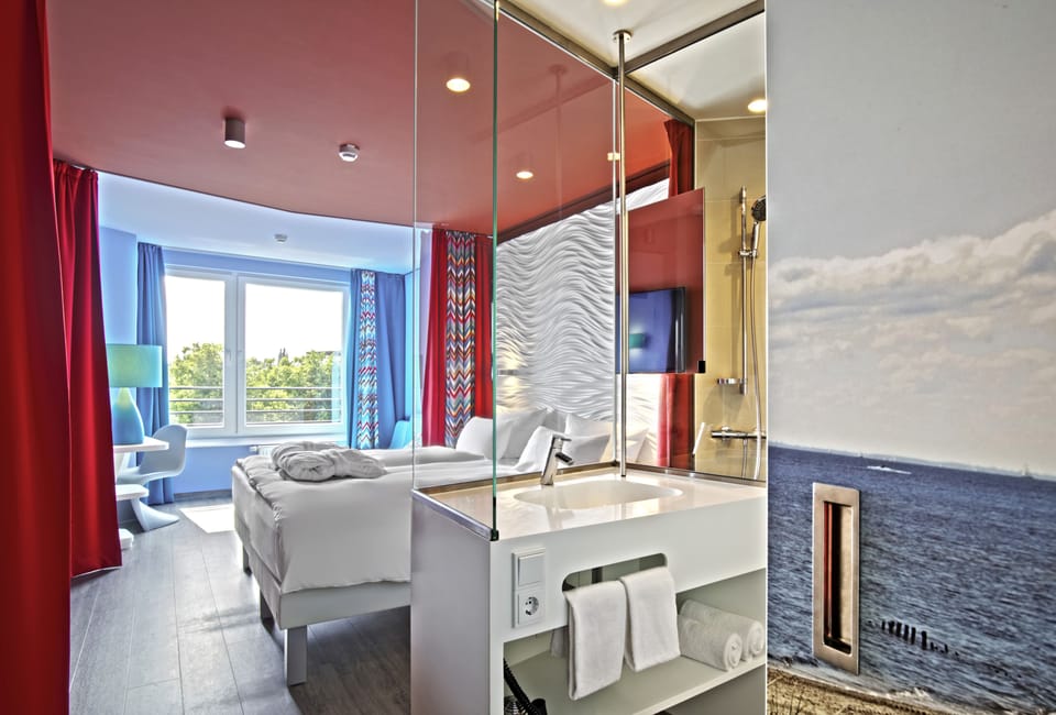 Hypo-allergenic bedding, desk, blackout drapes, free WiFi