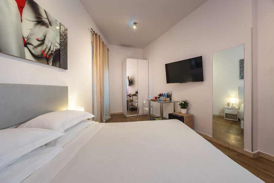 Studio | Minibar, desk, soundproofing, cribs/infant beds