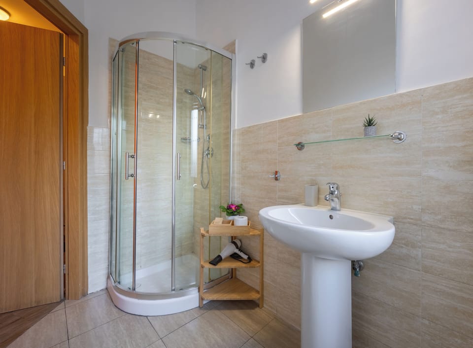 Comfort Room | Bathroom | Shower, hair dryer, bidet, towels