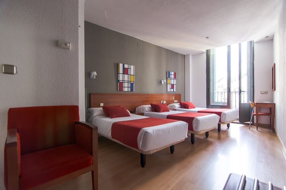 Triple Room | In-room safe, desk, laptop workspace, free WiFi