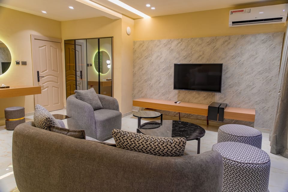 Executive Suite | Minibar, in-room safe, desk, blackout drapes
