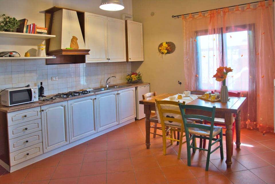 Apartment, 1 Queen Bed, Kitchen | Private kitchen