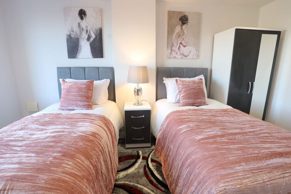 Basic Room | Individually decorated, individually furnished, laptop workspace