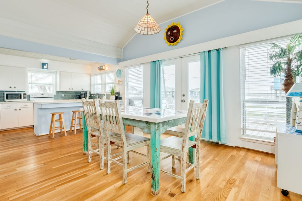 Sit up  to 6 at the dining table