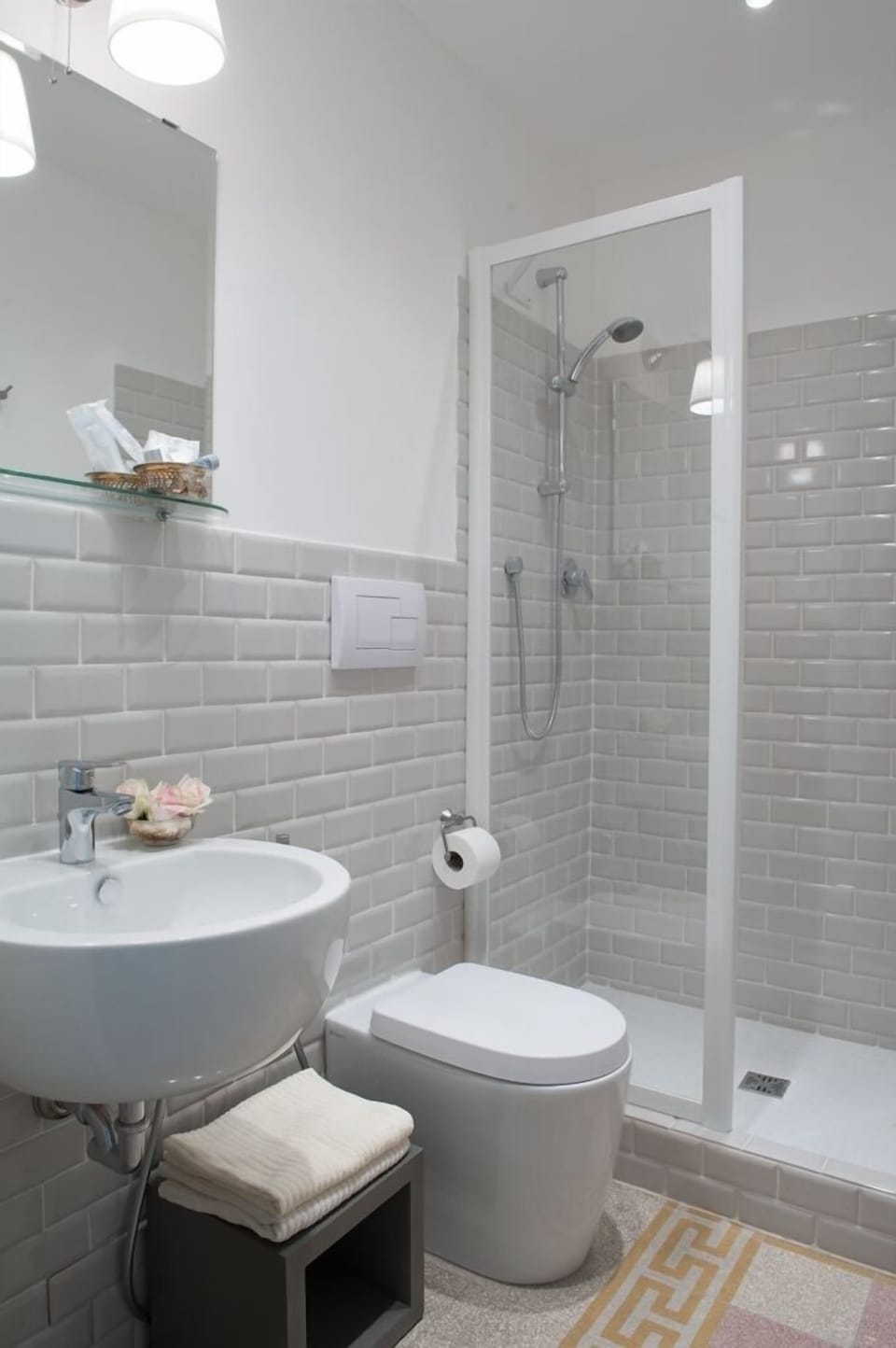 Double Room | Bathroom | Shower, free toiletries, hair dryer, towels