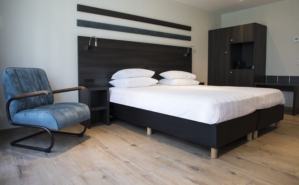 Hypo-allergenic bedding, in-room safe, desk, laptop workspace