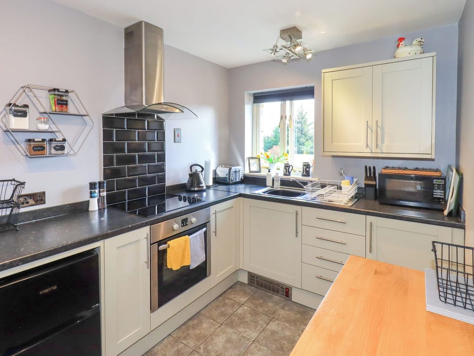 Cottage | Private kitchen | Fridge, microwave, electric kettle, toaster
