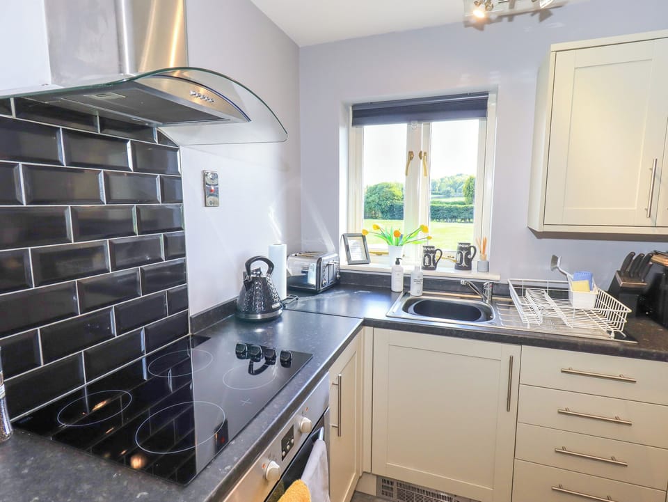 Cottage | Private kitchen | Fridge, microwave, electric kettle, toaster