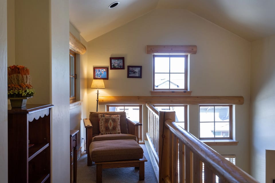 Flooring, Handrail, Banister, Floor, Living Room