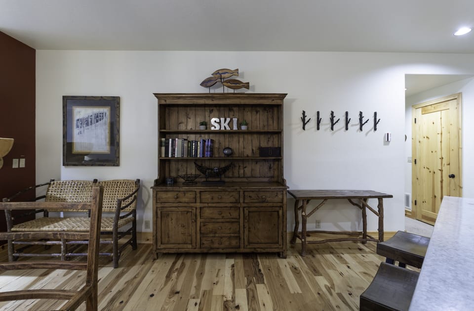 Flooring, Hardwood, Floor, Furniture, Living Room