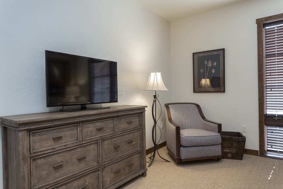 Furniture, Screen, LCD Screen, Living Room, Room