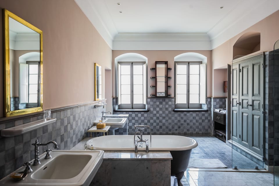 Luxury Suite | Bathroom | Shower, rainfall showerhead, free toiletries, hair dryer