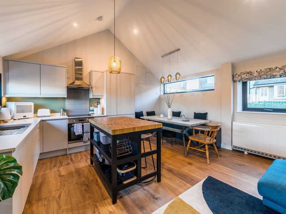 Cottage | Private kitchen | Fridge, electric kettle, toaster, cookware/dishes/utensils