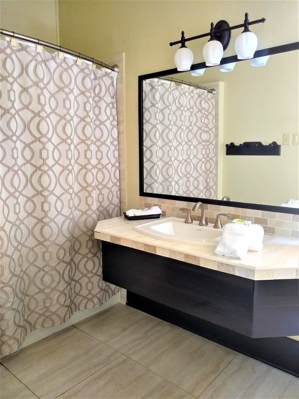 Superior Room, 1 King Bed, Partial Sea View, Corner | Bathroom | Combined shower/tub, free toiletries, hair dryer, towels