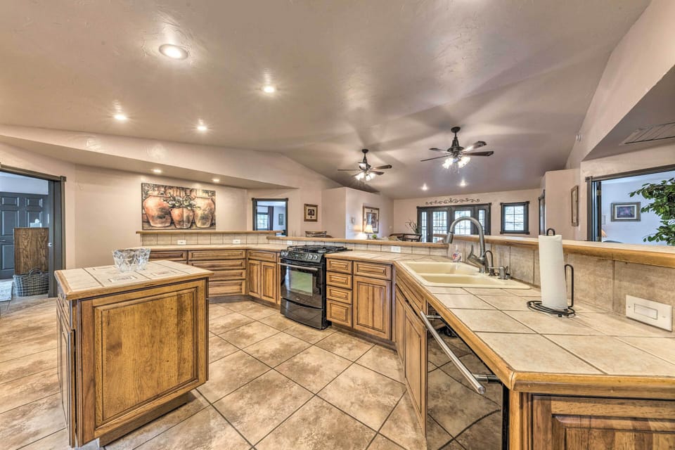 Fully Equipped Kitchen | Blender | Crockpot | Toaster