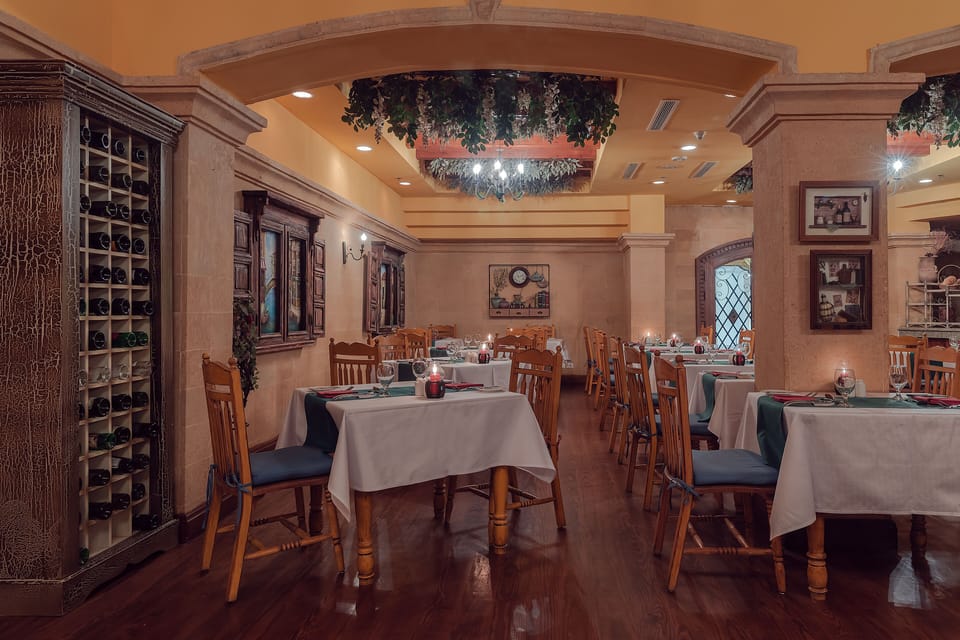3 restaurants; breakfast, lunch, and dinner served