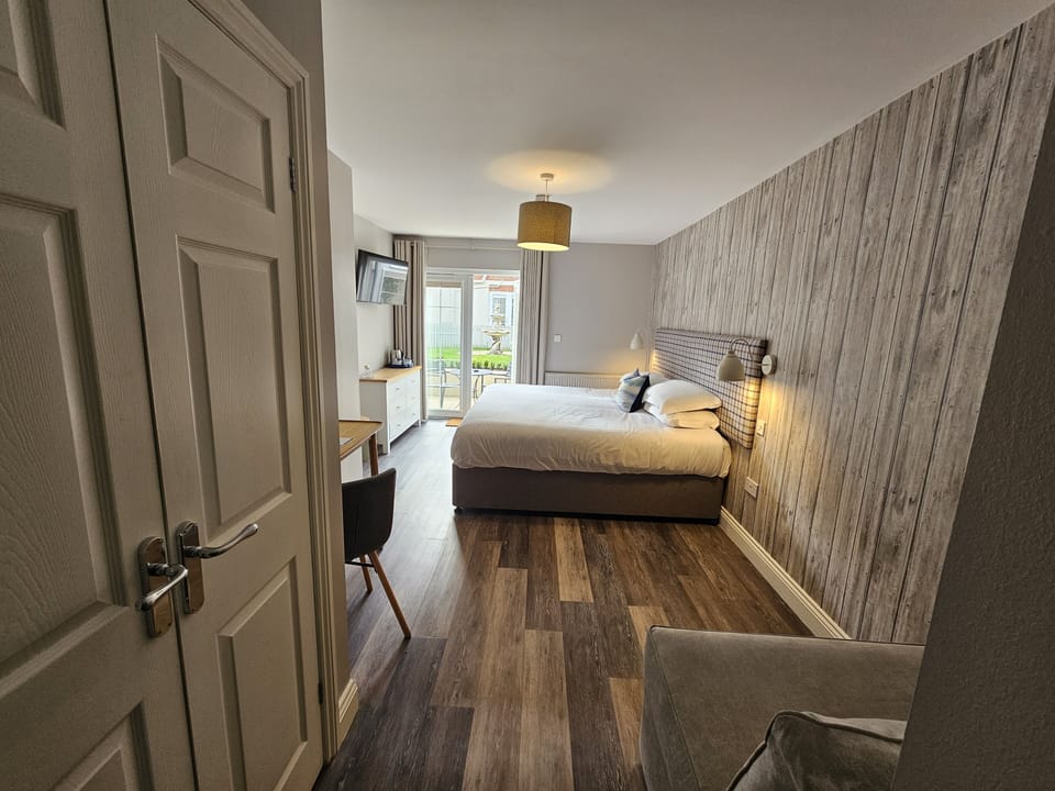 Superior King or Twin - Pet Friendly | Soundproofing, free WiFi, bed sheets
