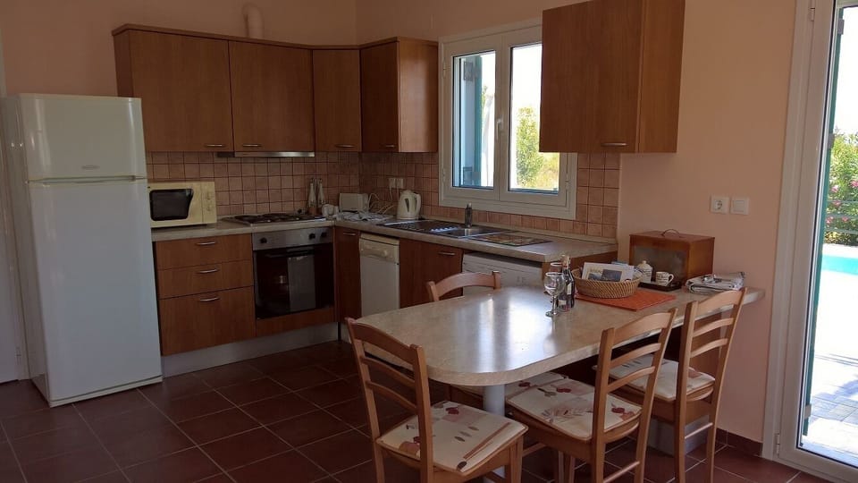 Fully fitted kitchen with dishwasher and washing machine 