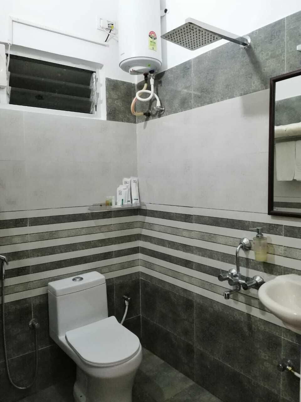 Premium Room | Bathroom | Free toiletries, towels, soap, shampoo