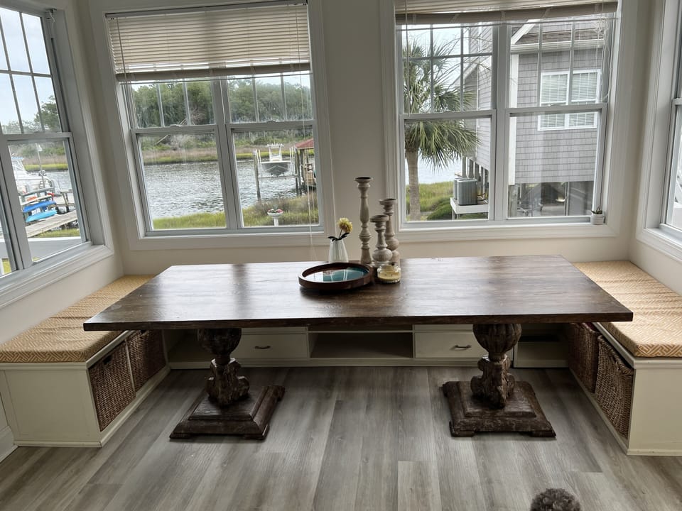Sunroom./dining area. Large table for gatherings with a beautiful view. 