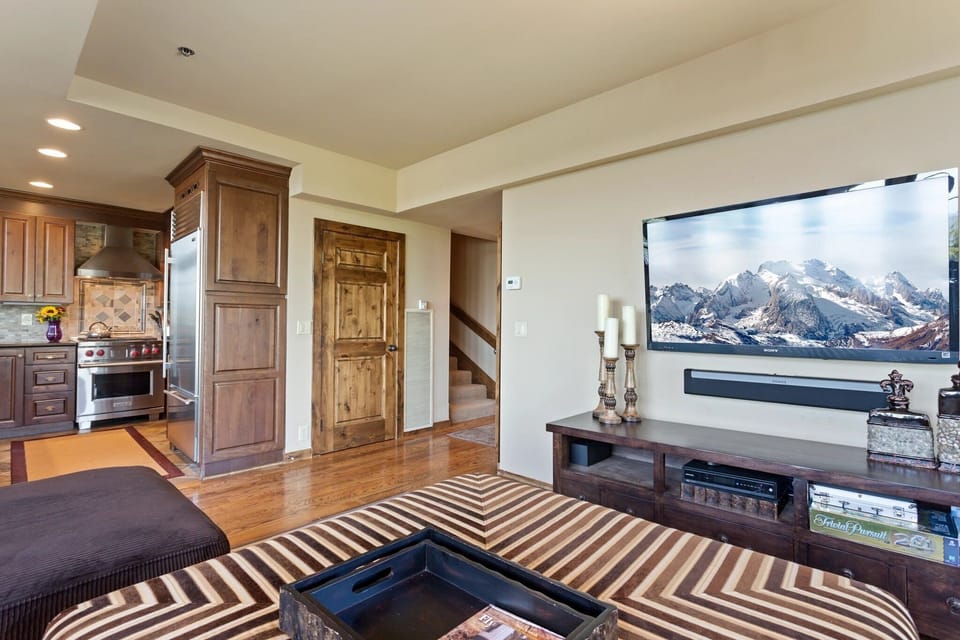Indoors, Screen, Home Decor, Furniture, Living Room