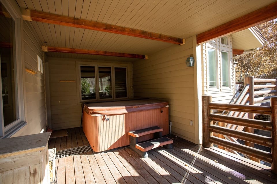 Hardwood, Porch, Jacuzzi, Hot Tub, Tub