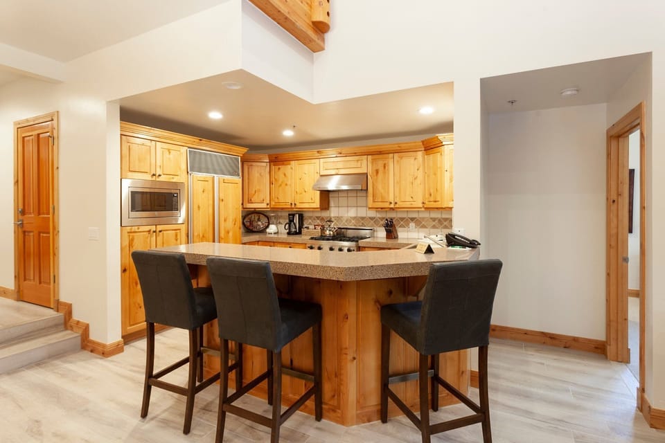 Flooring, Indoors, Hardwood, Room, Kitchen Island