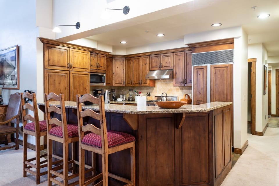 Indoors, Room, Kitchen Island, Furniture, Hardwood