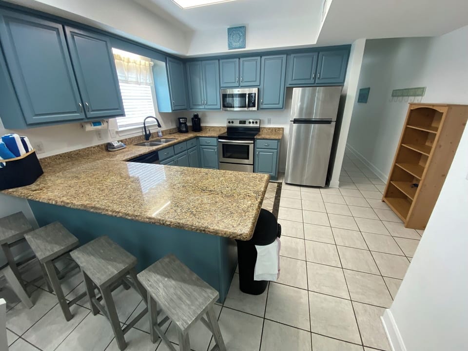 Kitchen and bar sitting area (1st floor)