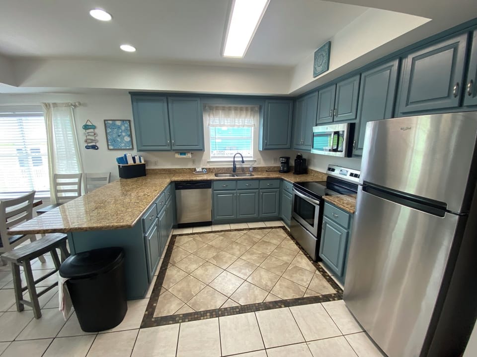 Kitchen and bar sitting area (1st floor)