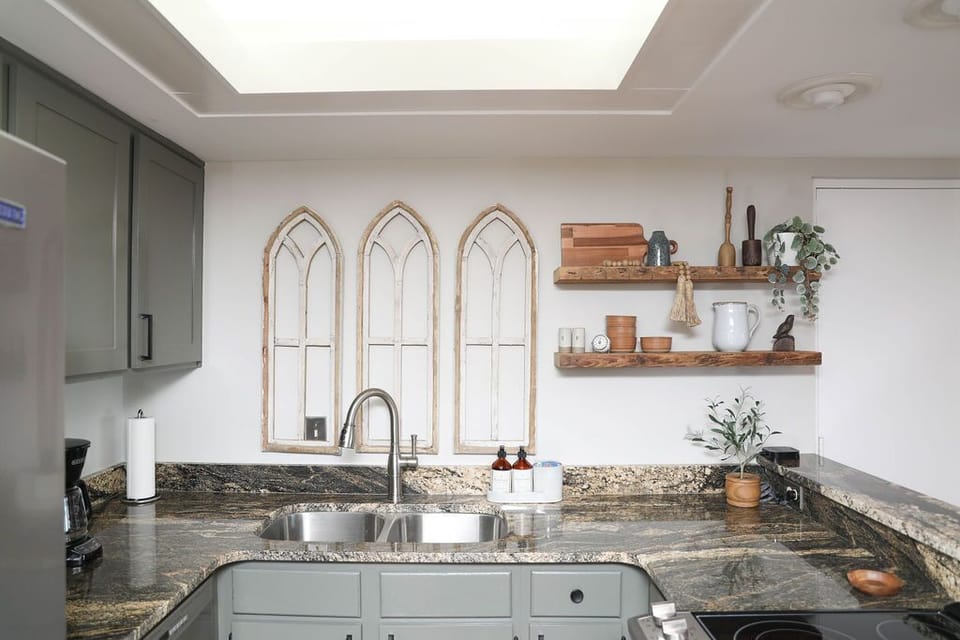 Fully stocked kitchen. Charging station in kitchen near front door. 