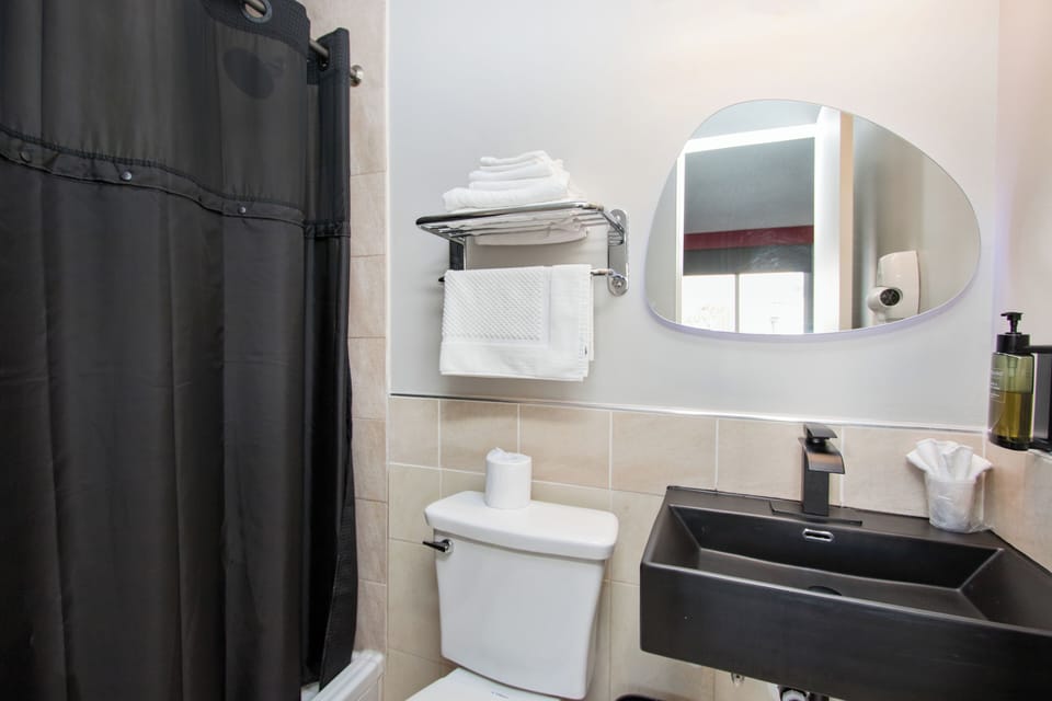 Basic Room, 1 King Bed | Bathroom | Free toiletries, hair dryer, towels, soap